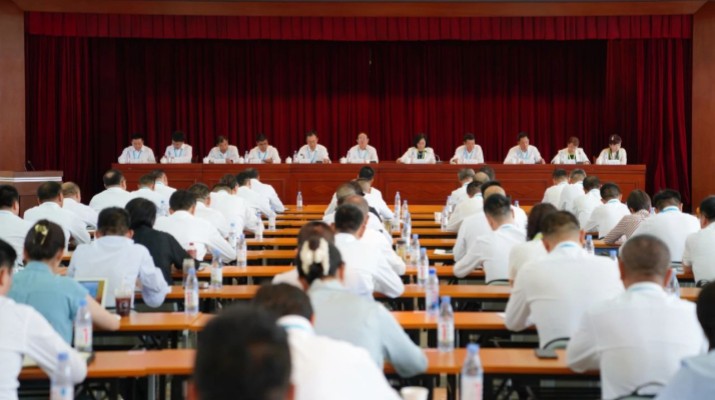7月18日上午，甘肅文旅集團(tuán)召開(kāi)2025年上半年工作會(huì)暨生產(chǎn)經(jīng)營(yíng)調(diào)度會(huì)。集團(tuán)黨委書(shū)記、董事長(zhǎng)石培文出席會(huì)議并講話(huà)，黨委副書(shū)記、總經(jīng)理馬文玫主持會(huì)議并安排下半年重點(diǎn)工作。會(huì)議通報(bào)了集團(tuán)上半年經(jīng)營(yíng)成果、“