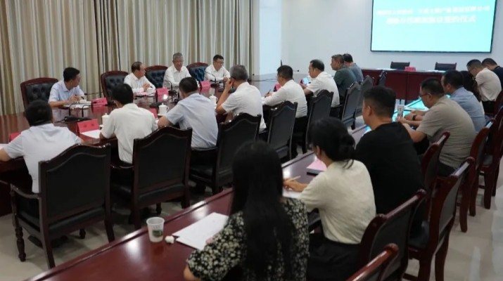 8月7日，甘肅文旅集團(tuán)與隴南市人民政府簽訂《戰(zhàn)略合作框架協(xié)議》。隴南市委書(shū)記張柯兵，集團(tuán)黨委書(shū)記、董事長(zhǎng)石培文出席簽約儀式并致辭，隴南市委副書(shū)記、市長(zhǎng)劉永革，副市長(zhǎng)汪精海，集團(tuán)黨委委員、副總經(jīng)理朱銀鴻